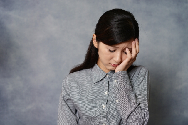ストレスからくる辛い症状に悩む女性